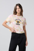 Camiseta crema crop top college con diseño camuflado