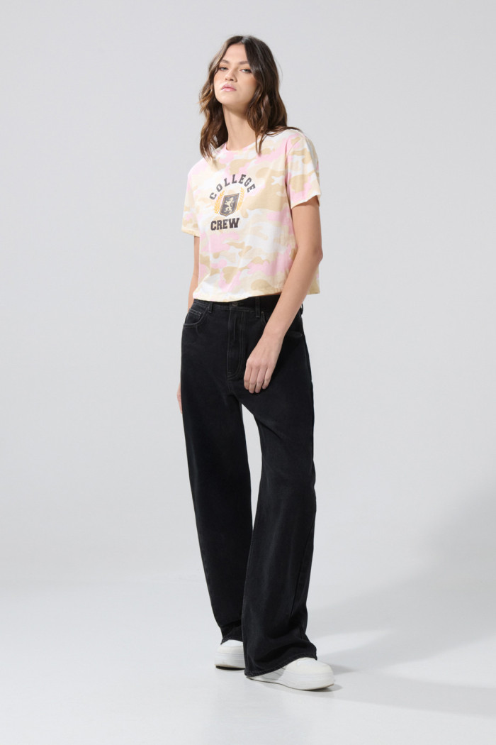 Camiseta crema crop top college con diseño camuflado