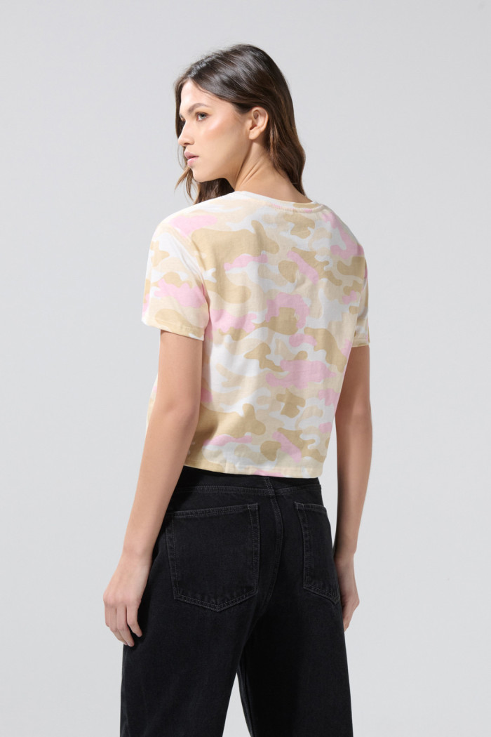 Camiseta crema crop top college con diseño camuflado