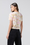Camiseta crema crop top college con diseño camuflado