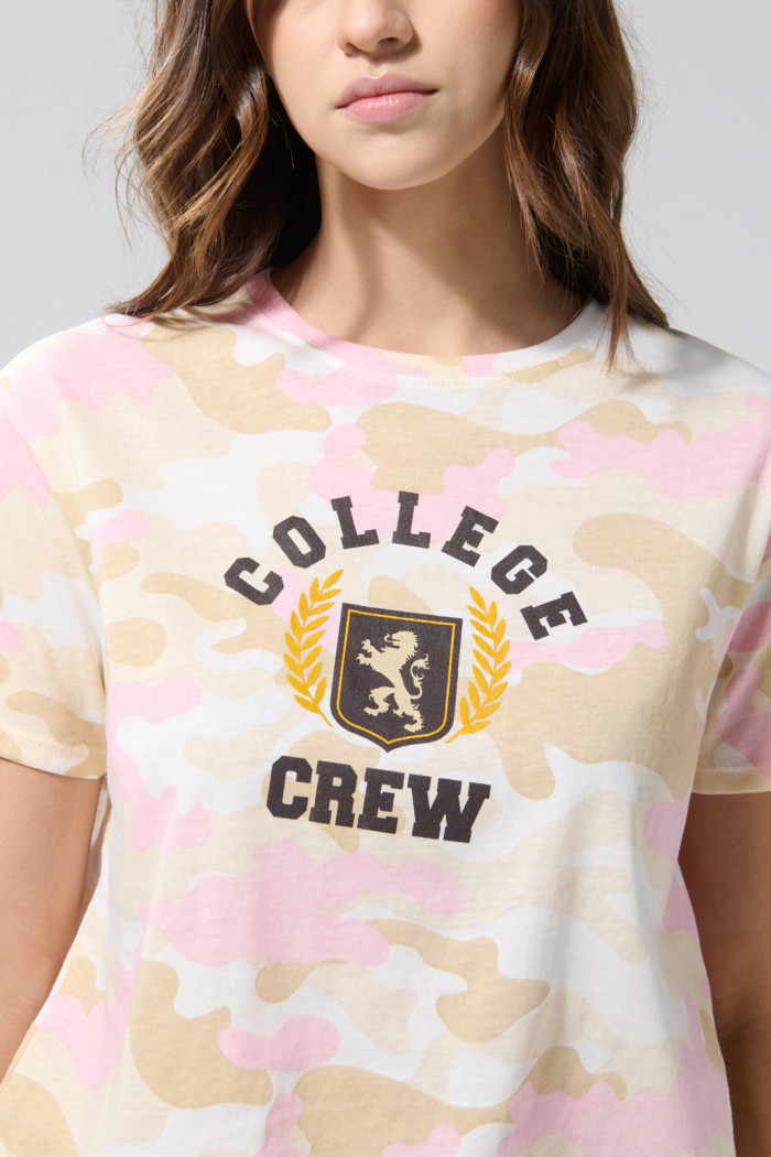 Camiseta crema crop top college con diseño camuflado