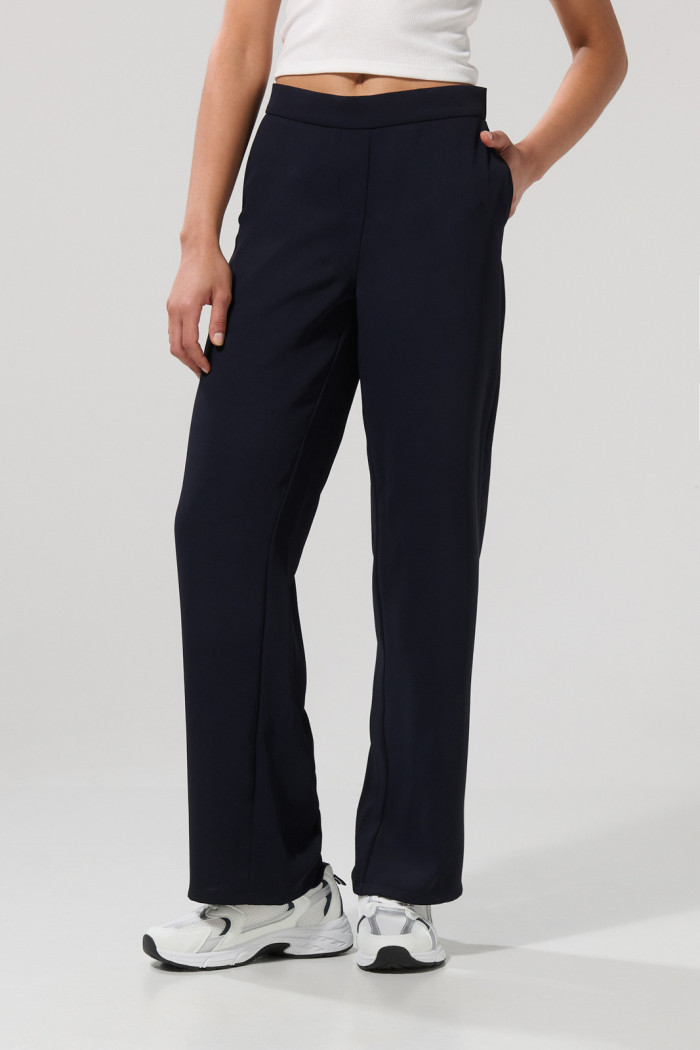 Pantalón azul intenso con botón, tiro alto y bota recta