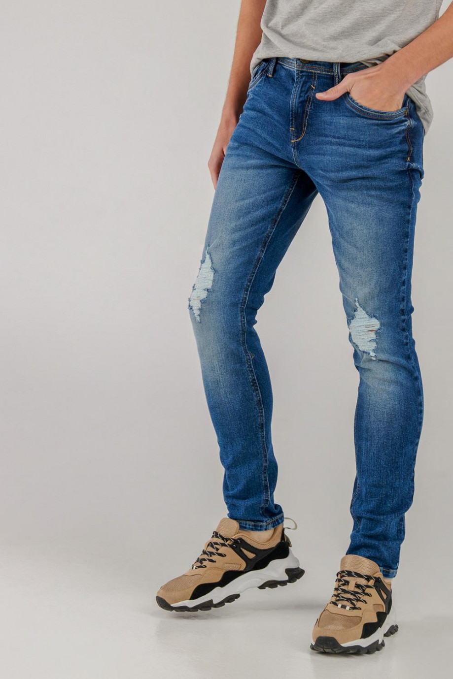 Jean skinny fit azul oscuro con rotos en las rodillas