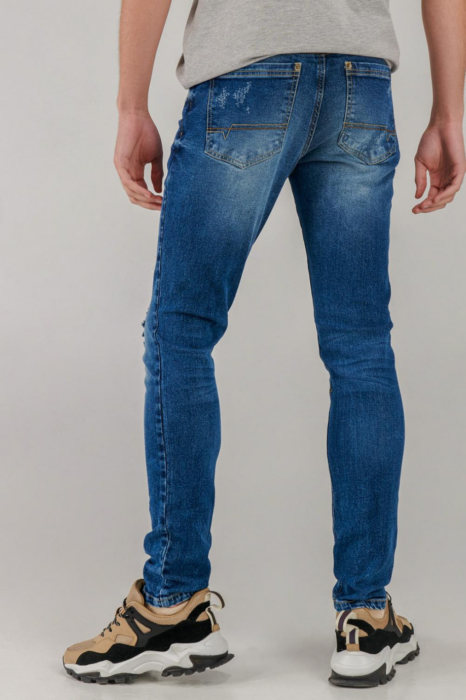 Jean skinny fit azul oscuro con rotos en las rodillas