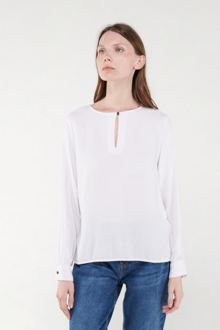 Blusa manga larga unicolor con cuello redondo y abertura en frente