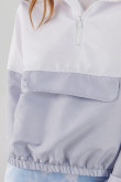 Chaqueta blanca liviana con bloques de color y bolsillo delantero