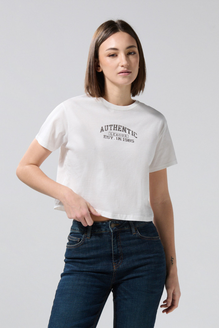 Camiseta crema clara crop top con texto college negro