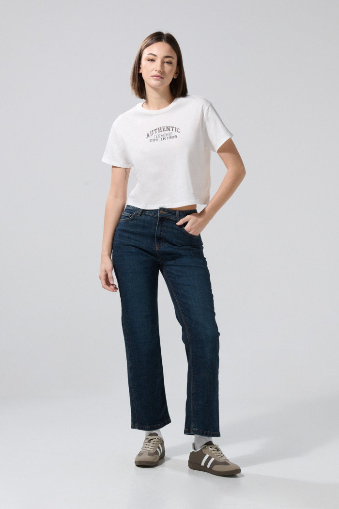 Camiseta crema clara crop top con texto college negro