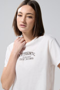Camiseta crema clara crop top con texto college negro