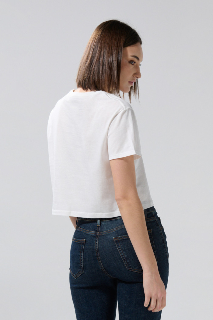 Camiseta crema clara crop top con texto college negro
