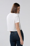 Camiseta crema clara crop top con texto college negro