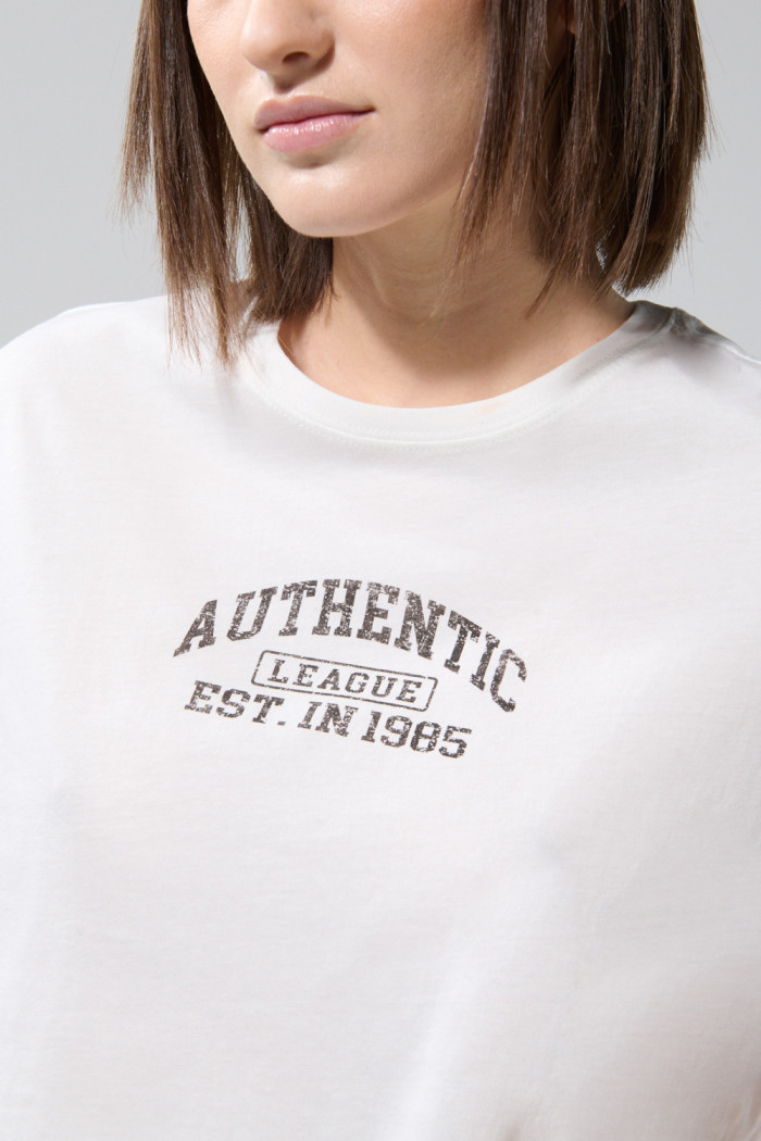 Camiseta crema clara crop top con texto college negro