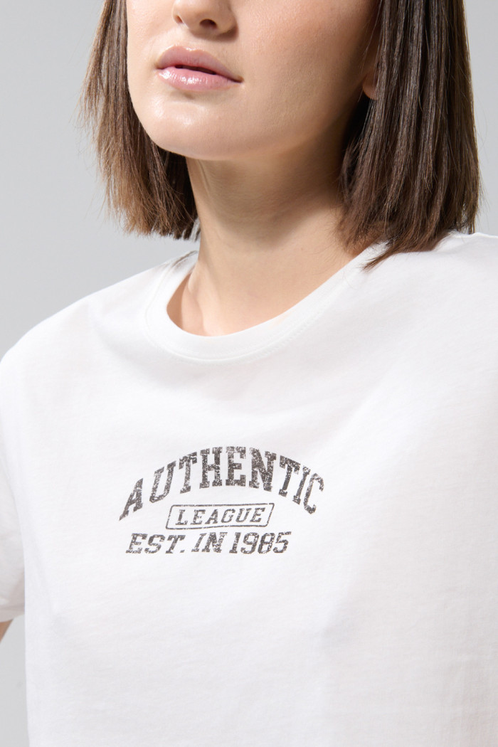 Camiseta crema clara crop top con texto college negro
