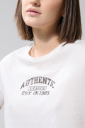 Camiseta crema clara crop top con texto college negro