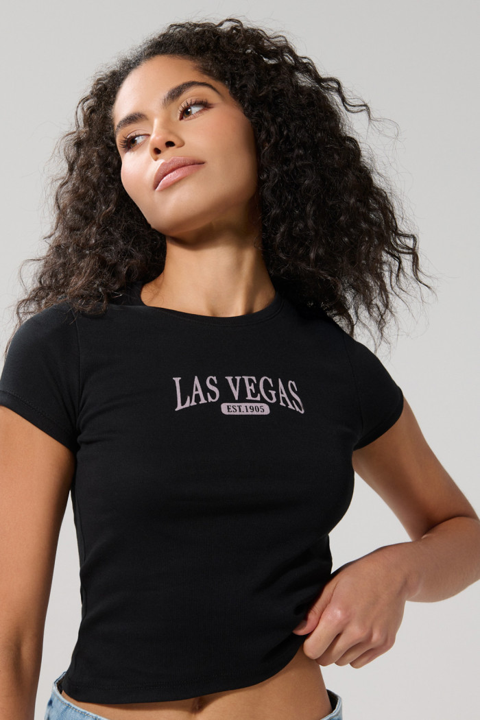 Camiseta college negra acanalada con cuello redondo