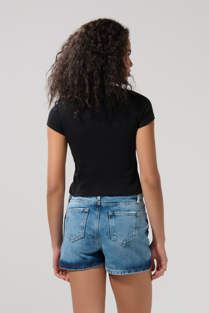 Camiseta college negra acanalada con cuello redondo
