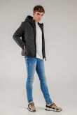 Jean skinny fit azul claro con 5 bolsillos y tiro bajo