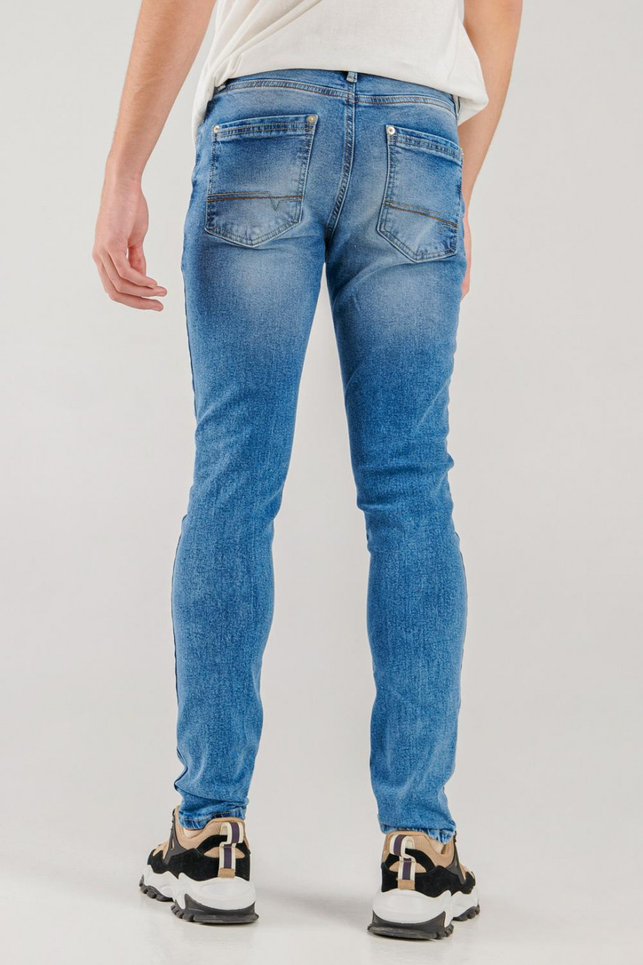 Jean skinny fit azul claro con 5 bolsillos y tiro bajo