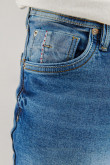 Jean skinny fit azul claro con 5 bolsillos y tiro bajo