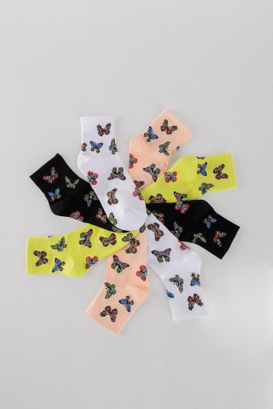 Medias unicolor cortas con diseños de mariposas