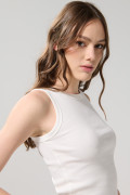 Camiseta acanalada unicolor ajustada con manga sisa