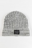 Gorro tejido gris medio con efecto jaspe y marquilla bordada negra