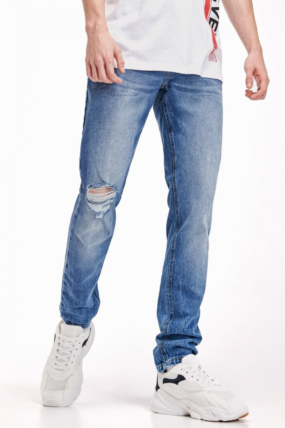 Jean azul medio súper skinny con roto en rodilla derecha