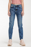 Jean boyfriend azul oscuro con desgastes de color y tiro alto