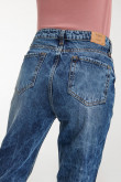 Jean boyfriend azul oscuro con desgastes de color y tiro alto