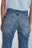 Jean mom tiro alto azul oscuro con desgastes sutiles de color