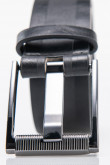 Cinturón negro con hebilla metálica cuadrada