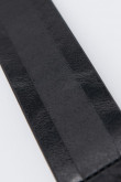 Cinturón negro con hebilla metálica cuadrada