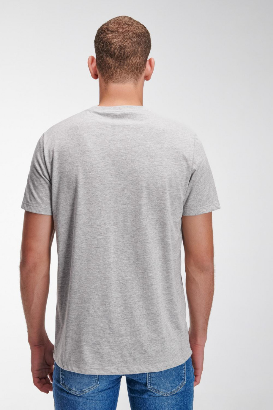 Camiseta gris medio cuello redondo elástico con estampado localizado