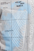 Camiseta gris medio cuello redondo elástico con estampado localizado