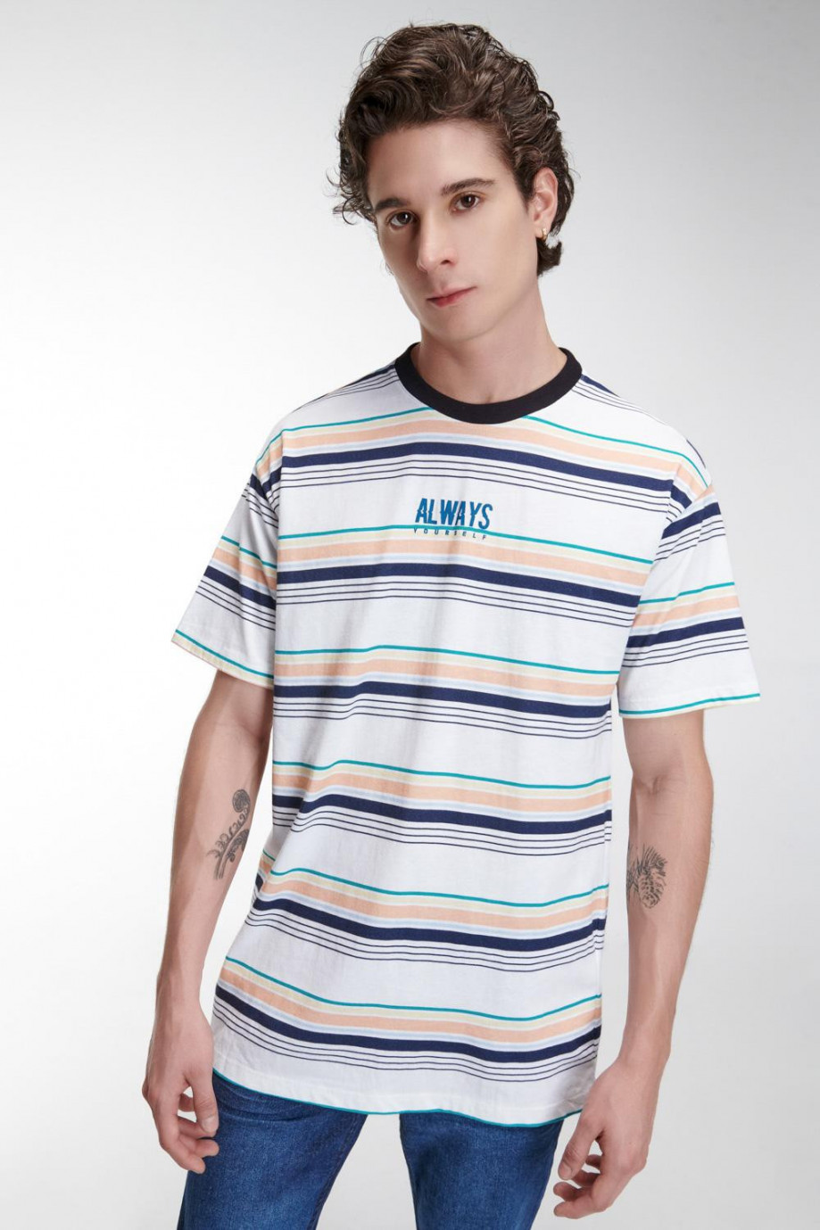 Camiseta unicolor manga corta con diseño de rayas y letras