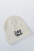 Gorro tejido unicolor con bordado de letras en frente