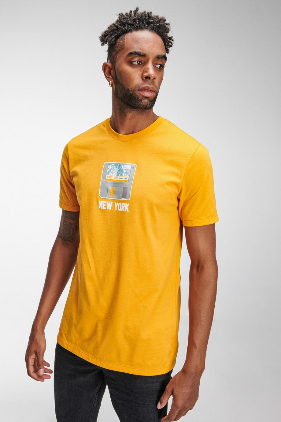 Camiseta manga corta amarilla oscura con estampado delantero