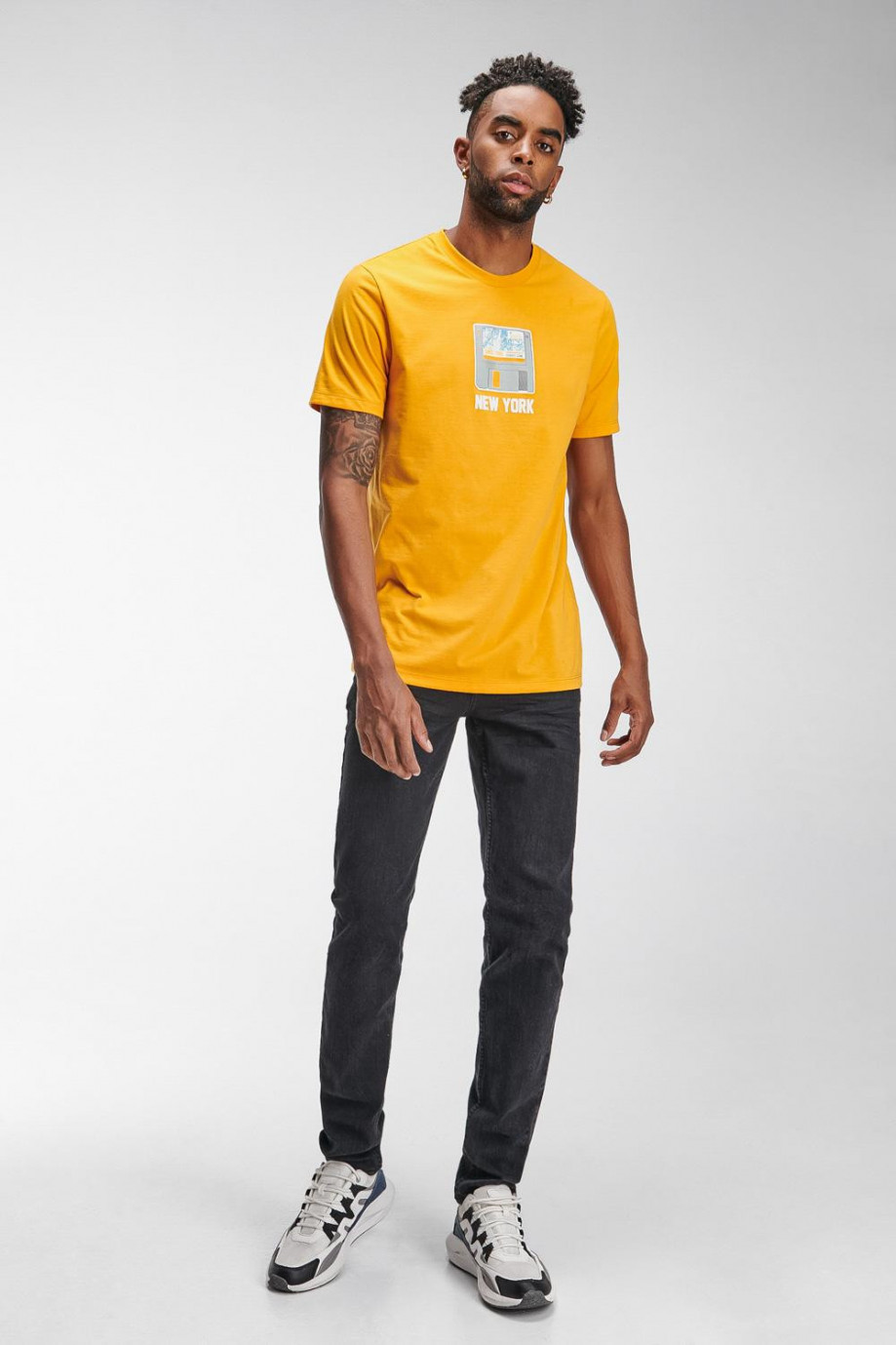 Camiseta manga corta amarilla oscura con estampado delantero