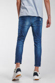 Jean carrot tiro bajo azul oscuro con efectos desteñidos y rotos