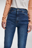Jean mom azul oscuro con súper tiro alto