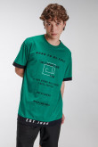 Camiseta manga corta verde con estampado y puños en contraste