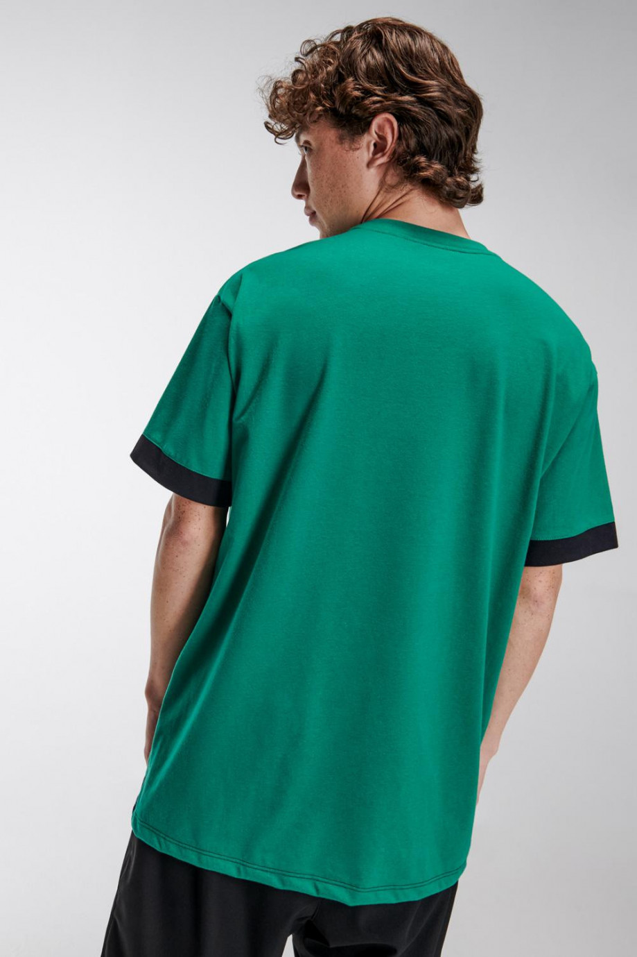 Camiseta manga corta verde con estampado y puños en contraste