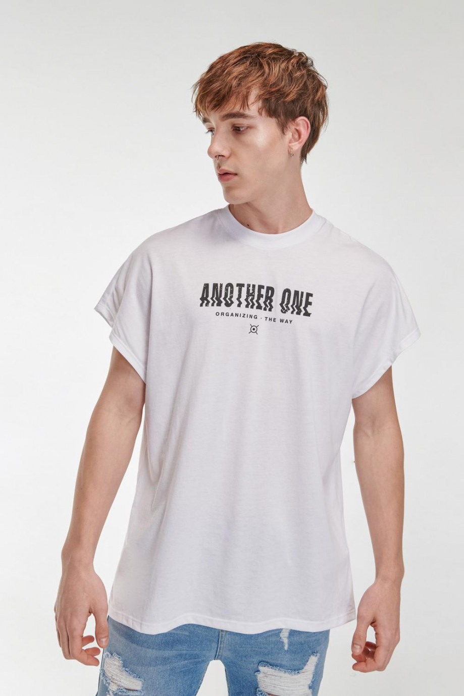 Camiseta unicolor manga sisa con estampados de letras