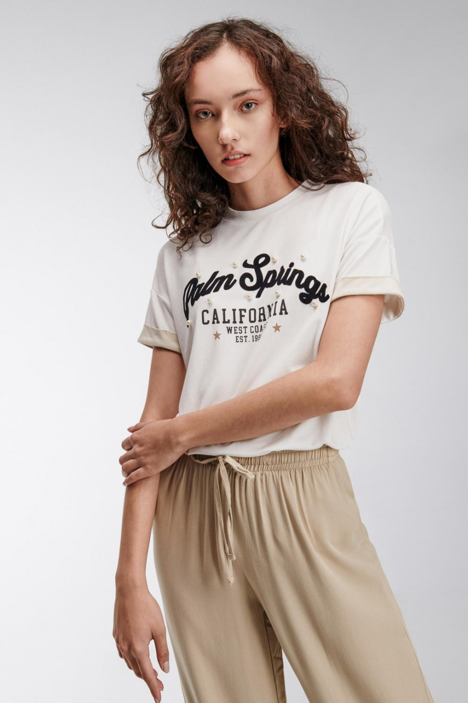 Camiseta crop top, con costuras en contraste con estampado en frente