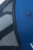 Cachucha azul intensa con malla posterior y bordado de letras en frente