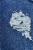 Jean azul intenso tipo carrot con botas cortas y rotos en frente