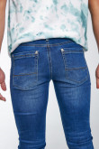 Jean azul medio tipo skinny tiro bajo con ajuste ceñido