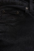 Jean mom fit negro con botas cortas y tiro súper alto