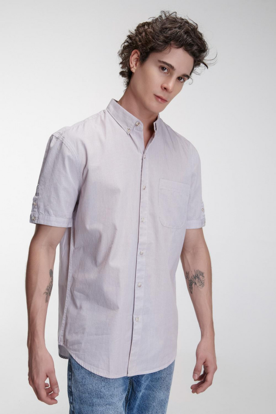 Camisa manga corta unicolor con cuello button down