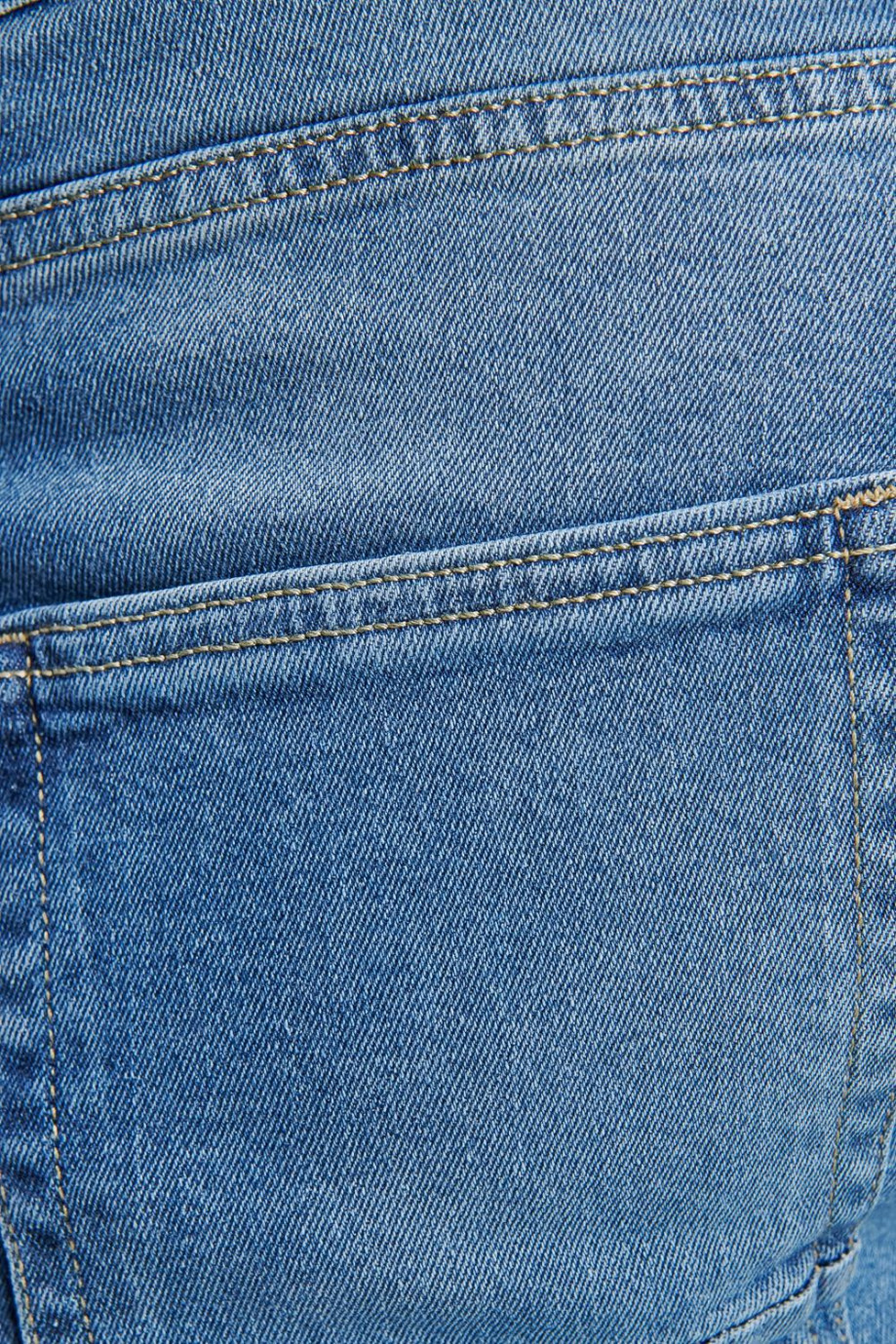 Jean carrot azul claro con rotos y deshilado en bordes inferiores